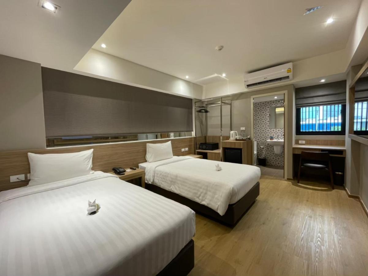Almas Hotel Bangkok Exterior photo