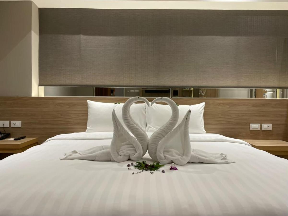 Almas Hotel Bangkok Exterior photo