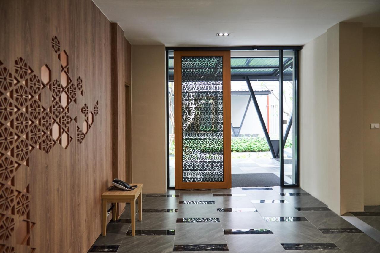 Almas Hotel Bangkok Exterior photo