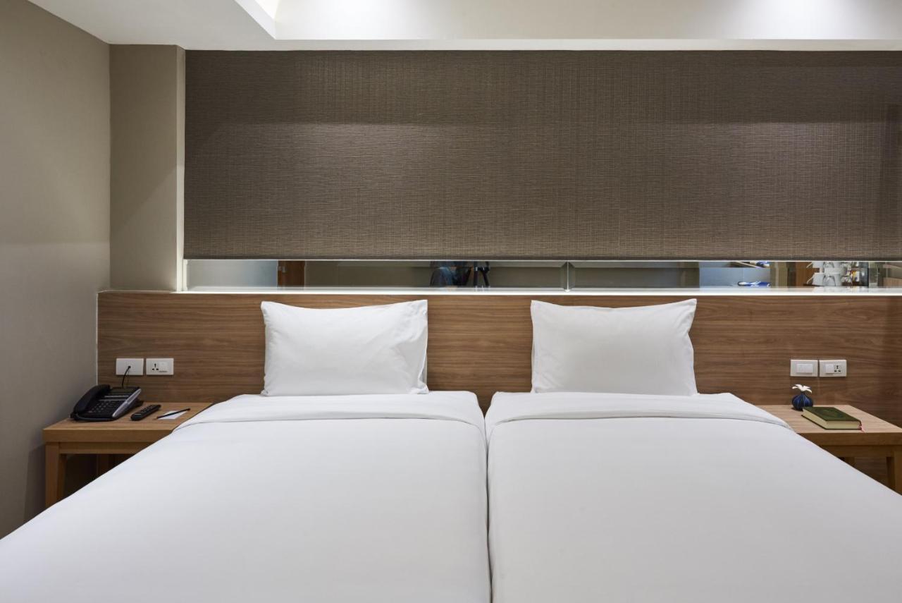 Almas Hotel Bangkok Exterior photo